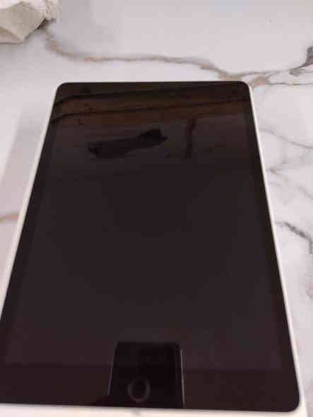 سلام عليكم ايباد 9 ذكره 64 شرق أوسط تلفون جديد بطاريه 93 كله نور من تلفون جديد مع كامل ملحقاته + حافضه
اسعر 260 وبي مجال او مراوس بتلفون
حسب القناعه 
مكاني بغداد رقمي للتواصل وتساب
***********
