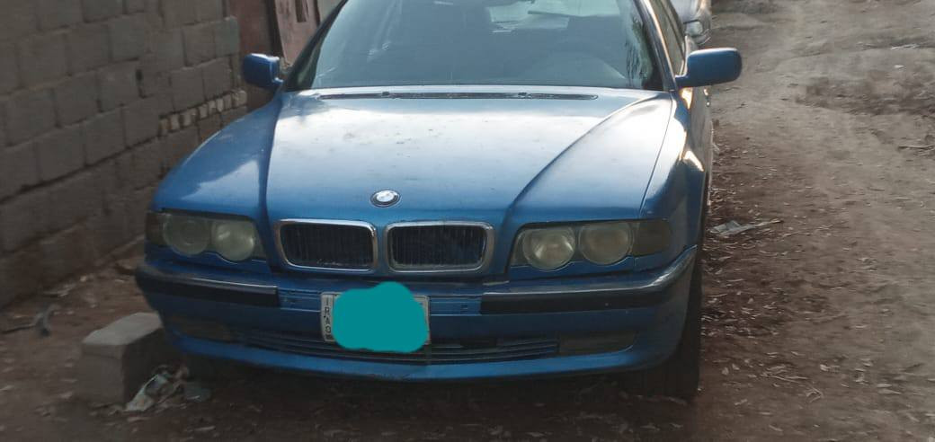 السلام عليكم من رخصة مدير الكروب المحترم سياره بي ام خفاش موديل 95 اصل محرك730 السيارة محوره فيفتي شباب السياره لون نيلي بس امسجل ازرق غير محدد السيارة رقم بغداد موازي السيارة عوزه تعمير بسيط مكان السيارة واسط الكوت للعلم السيارة شغاله تمام 
السعر 28 وبيه مجال بسيط الاتصال على الرقم التالي ***********
