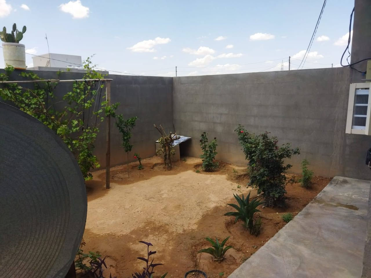 بيت للبيع بختياري الأولى مساحه200متر مربع نوع العقار (توزيع قايم مقام) عدد غرف نوم2
استقبال
هول خطار 
مطبخ حمام صحيات السعر33مليون وبي مجال رقم الهاتف***********
