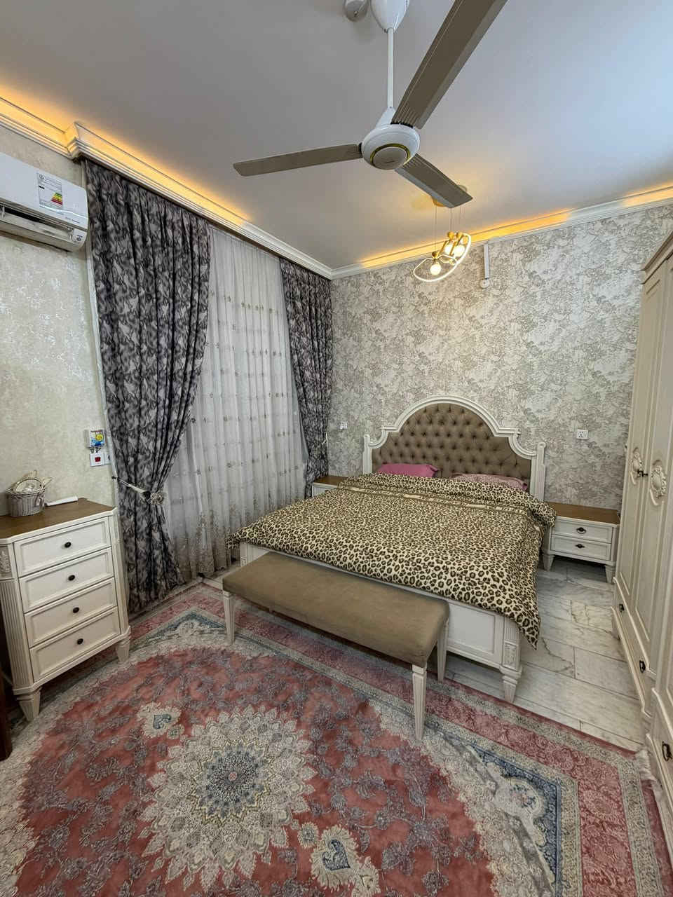 المساحة 150م واجهة7.5م
يحتوي الدار على كراج يسع سيارة وصالة وحمام ضيوف وهول داخلي ومطبخ و٤ غرف نوم وحمامات عدد٣ ومخزن ولوندري الدار درجة البناء جيد جداً للاستفسار اتصل على الرقم ***********
