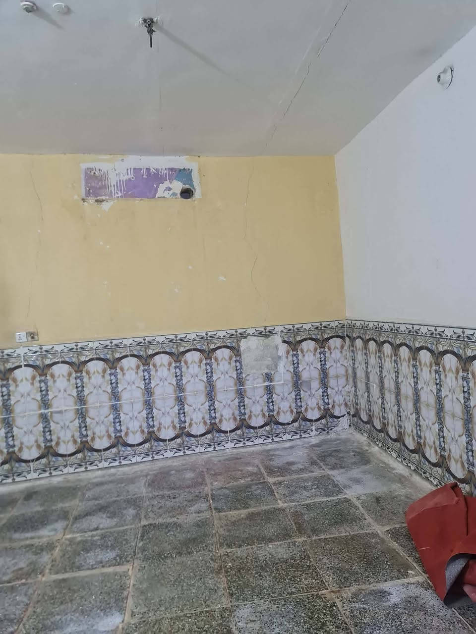 السلام عليكم بيت للايجار وجهيه عنوانه شارع ٣٠ قرب مدرسة الجنان المعلقه وهذا رقم صاحب الدار اتصلو واتساب ***********
