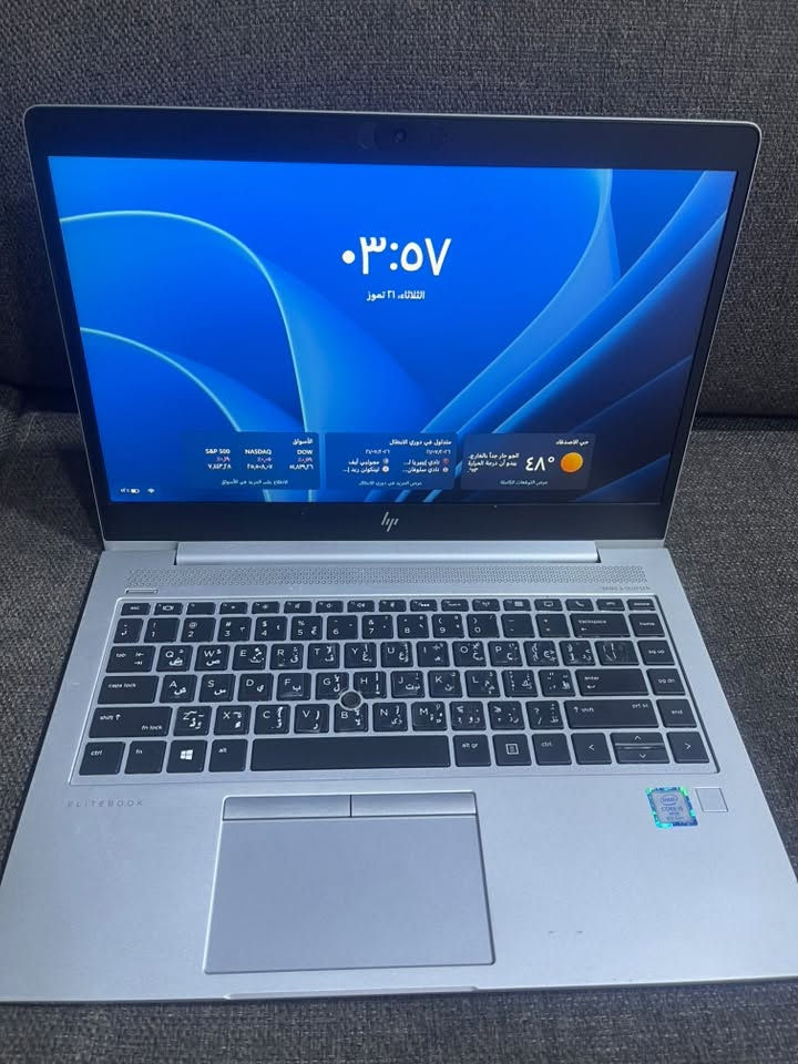 لابتوب HP EliteBook الجيل الثامن السعر ٢٧٠
***********

الشاشة: قياس 14 بوصة، وتتوفر بدقة FHD (1920 × 1080):
البطارية: بطارية ليثيوم أيون تدعم الشحن السريع.
* هيكل معدني قوي وخفيف.
* صوت Bang & Olufsen.
* مناسب للدراسة، والأعمال المكتبية، والبرمجة، والاستخدام اليومي.

من فئة EliteBook وهي من أفضل فئات HP المخصصة للأعمال، وما زال يقدم أداءً ممتازًا في الاستخدام اليومي

* الموديل: HP EliteBook 840 G5
* المعالج: Intel Core i5-8350U (الجيل الثامن)
* الذاكرة: 8 GB DDR4
* التخزين: SSD 256 GB
* كرت الشاشة: Intel UHD Graphics 620
* نظام التشغيل: Windows 11 Pro (64-bit)
المنافذ الموجودة:
*  منفذا USB 3.1 Type-A
*  منفذ USB Type-C (Thunderbolt)
*  منفذ HDMI
*  منفذ RJ-45 (Ethernet) للإنترنت السلكي
*  منفذ السماعة والميكروفون 3.5 مم
*  قارئ بطاقة ذكية (Smart Card Reader) كما يظهر في الصورة
*  منفذ Docking Connector أسفل الجهاز (لتوصيل قاعدة الإرساء)
*  قارئ بطاقات microSD
