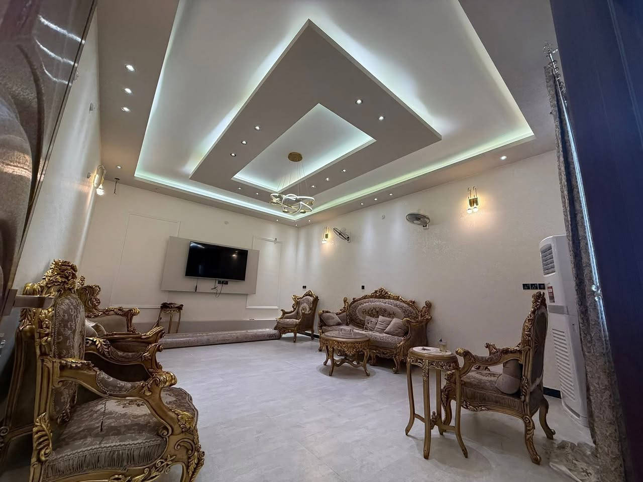 #دار_للـبـيـع بناء حديث 🏡  – مساحة كبيرة وموقع مميّز / الموقع: الديوانية خلف عمارات الزيتون
المساحة الكلية: 1450 متر
الواجهة: 24 متر
الطابو: زراعي – سند 25 مداور مباشر

تفاصيل الدار:
 • مساحة البناء: 180 متر
 • واجهة الدار: 11 متر
 • نوع البناء: كونكريت مسلح + طابوق
 • التقسيم الداخلي:
 • غرفة نوم
 • صالة
 • استقبال
 • مطبخ
 • صحيات داخلية وخارجية
————————————-
#متابعة_الصفحة
#نستقبل_جميع_عروضكم
———————————————————
🔺#للاستفسار الاتصال ع الارقام
 حسن *********** 📲  
واتساب http://wa.me/+964*********** 📲  
ارشد ***********📲 
—————————————————————
او زيارة مكتبنا من الساعة 3 الظهر إلى 8 مساء
🔺مكتب دره المشرق للاستثمار والتطوير العقاري 
🔺العنوان:-حي الجزائر الشارع العام قرب مأكولات تشرين
