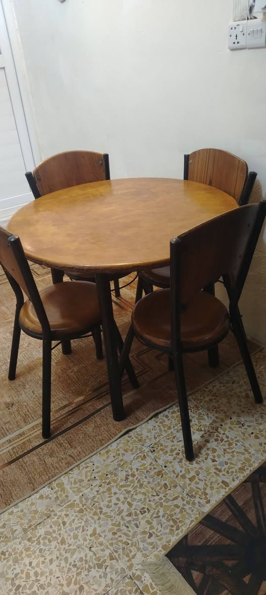 السلام عليكم ميز طعام نظيف للبيع بس واحد الظهر يختلف مثل مامبين بالصور 
سعره ١٠٠ وبي مجال للشراي
المكان محموديه


**إذا كنت صاحب هذا الإعلان وتريد حذفه لأي سبب، رجاءا أرسل رسالة إلى الدعم الفني**