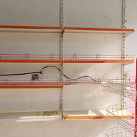 رفوف محل جديد استعمال قليل كلش  سبع مترات  المتر على 13 الف وبي محال 0...