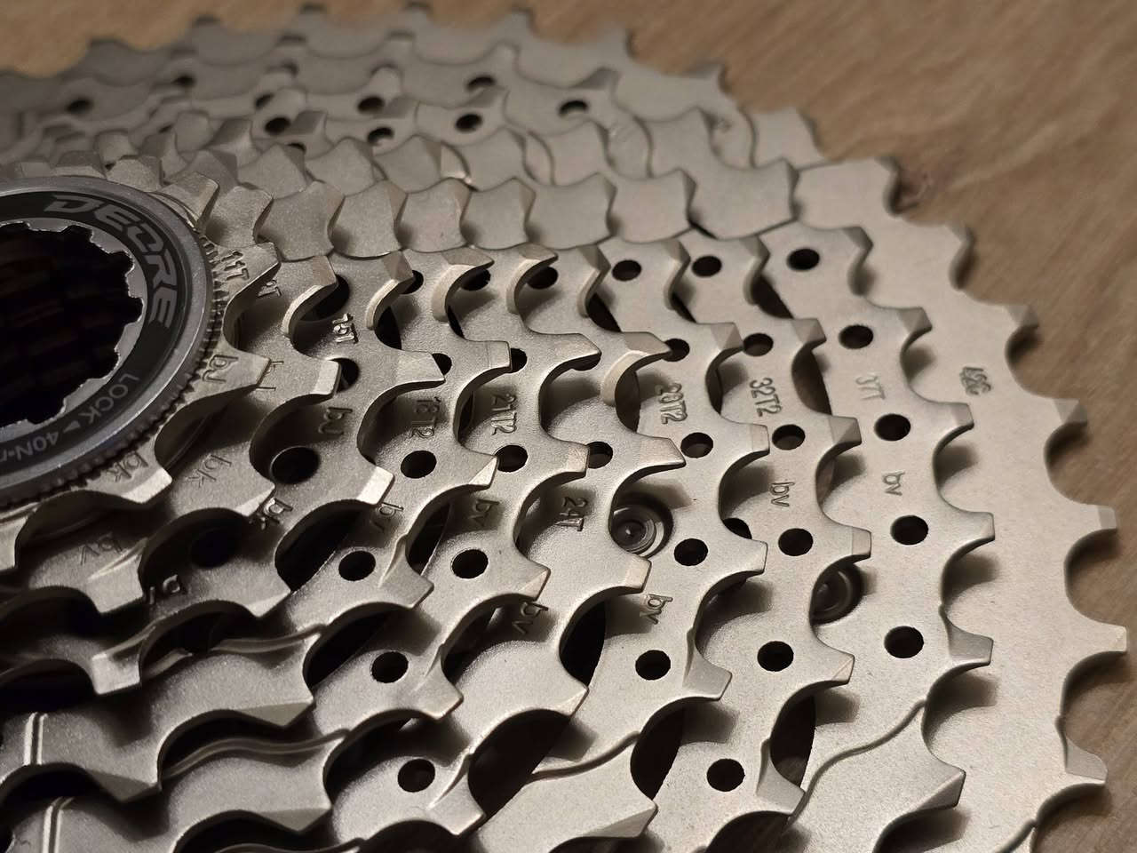 يا الله يا رزاق 👋
**🚴‍♂️✨ هلا بالشباب محبّين الدراجات! ✨🚴‍♀️
#السعر ٢٣ الاف قطعة واحدة فقط
#متوووووفر 
الماركة العملاقة SHIMANO DEORE 😍 
جديد غير مستخدم بالنايلون 🫡🫡
عدد السرعات / 10 سرعات 💘
 موديل M4100 🥰
شكل مميز وعصري وحديث  🚲
متوفر قطعة واحدة فقططططططط 💵💵
.
.
.
متجر عبدالله المغامر يقدملكم افضل وأجود اغراض الدراجات الهوائية …🚲🚲🚲
✔️ شغل مرتب يخلي دراجتك فول وتخطف الأنظار 😎
✔️ أسعار مناسبة  لكل الميزانيات 👀
✔️ جودة أصلية وتحمّل عالي🚲
✔️ توصيل سريع لكل المحافظات 🚚💨
✔️ خدمة دعم بأي لحظة 💬✨
لا تضيع الوقت… جهز دراجتك وخلي طلعاتك أحلى ويا متجر عبدالله المغامر! 😍🚴✨
للأستفسار على الخاص او مراسلة الصفحة على الواتس آب 📞 📞


**إذا كنت صاحب هذا الإعلان وتريد حذفه لأي سبب، رجاءا أرسل رسالة إلى الدعم الفني**