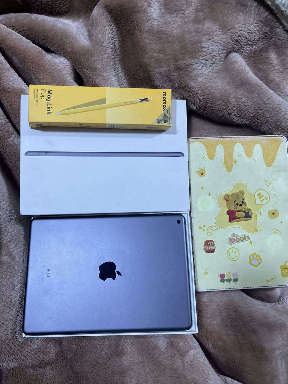 ايباد 9 وتر بي فقط خسفه صغييره كلششش متبين اصلاً ومامأثره بأي شكل على الايباد وياه قلم وحافضه والكارتونه مال الايباد الاصليه مساحه 64 ضمان يومين اي اشكال تجي وترجعلك فلوسك وبي لزكه ملاحضه اكو فطر بلزكه هاذ مو بلشاشه  الشاشه الاصليه سليمه 100/100 نضافه الجهاز 95‎%‎ سعر 250 راسلني  او اتصل على الرقم هاذ *********** مكاني بغداد
