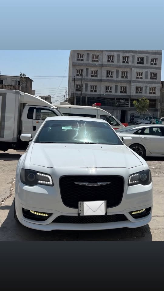 مساء الخير
17 S
مواصفات عاديه
رقم اربيل بأسمي
داخله كلين وبالعراق صار بيها جاملغ امامي 
بدون دواخل وبدون ايرباك وسونارها موجود
كاملة وجاهزه السياره للأخير 
ماشية ١٢٠ الف مايل

مكاني حلة
٢٤٧ وبيها مجال
***********
