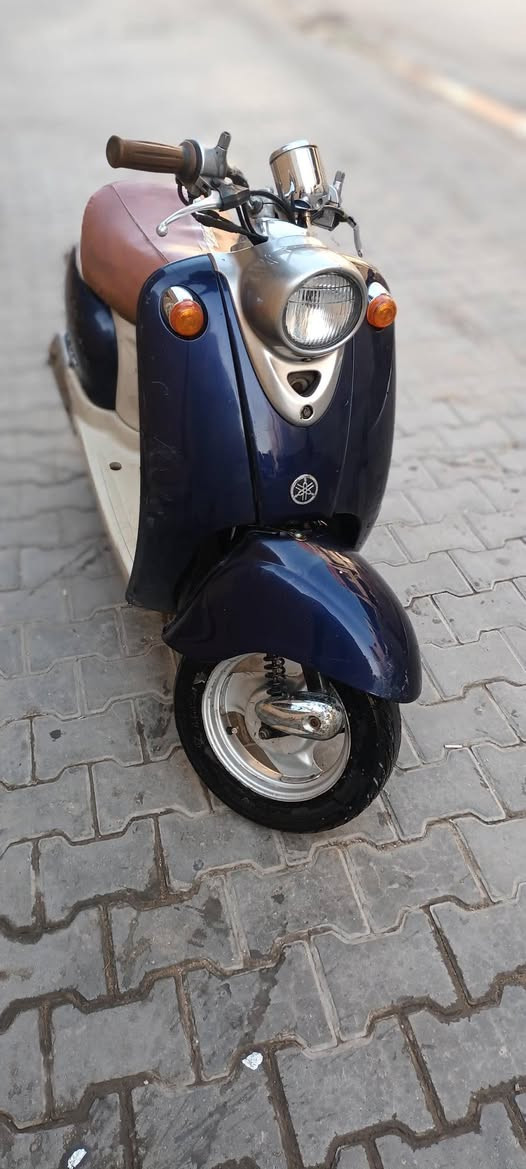 السلام عليكم دراجه كلاسك للبيع 
دراجه خير من الله كلها شغاله كهربائيات
حلوة وتجي تفحص وتشوفها اي نقص مابيها كلها جديد تايرات وكهربائيات كلهن شغالة مكاني بغداد 
السعر 250  
رقمي ***********
