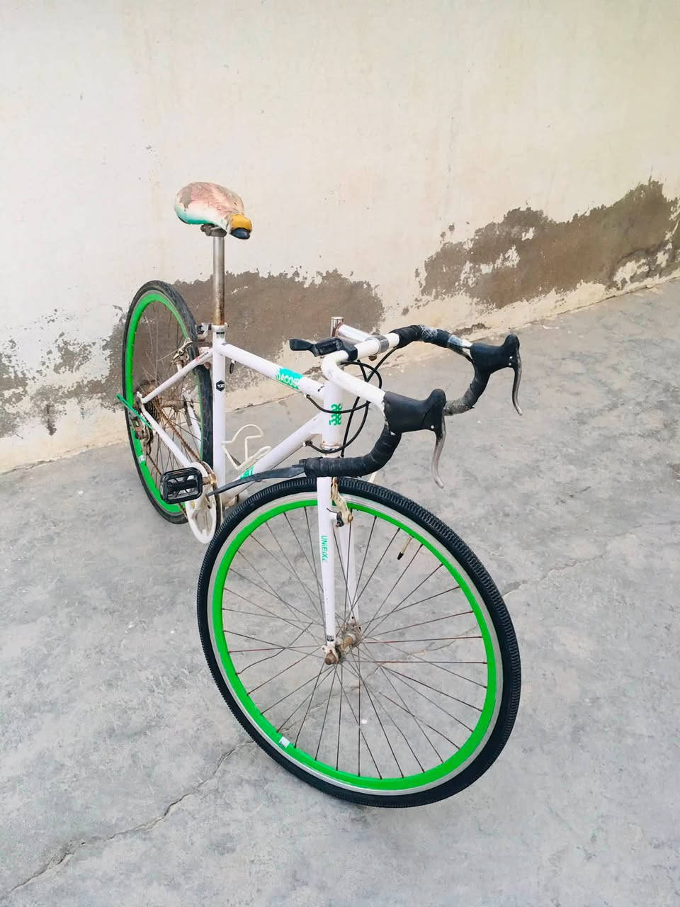 رود c700 
ستستم شيمانو 
وياله الامنيوم 
جان متروك جوابة جدد قبل شوي بدلتهم
نقصه بس (ماسحة مال لبريك الامامي)
سعره 75 الف وبي مجال حك الجية مكاني بغداد مدينة الصدر
واتساب ***********
