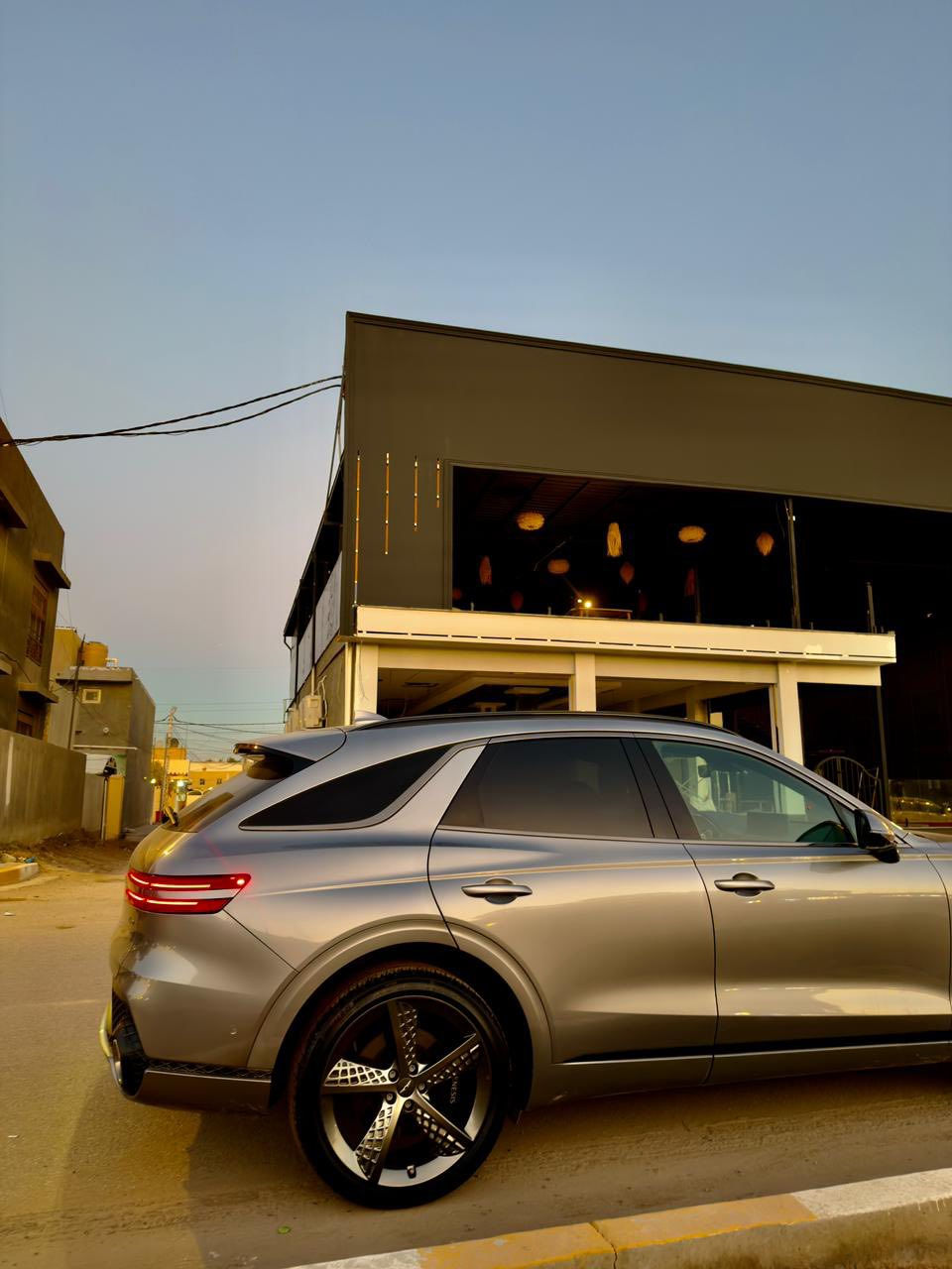 السلام عليكم 
للبيع او المراوس جينيسس gv70 سبورت موديل ٢٠٢٣ بدون رقم ٤ سلندر ٢٥٠٠ تيربو فول مواصفات 
قماره بانوراما 
كشنات تدفئه وتبريد 
مساج بالكشنات 
كشنات كهرباء 
تقديم وترجيع بالريمونت 
كامرات 360 
رادادات 360 
دخول ذكي 
كار بلي اصلي 
بردات خلفيه + بردة صندوق 
باقي المواصفات معروفه 
ملاحظه// 
السياره اي نقص ما بيهه الف متصرف عليهه 
مكان السياره حله 
السعر ٢٨٢$ وبي مجال 
للاستفسار ‭٠٧٨٦ ٢٦٢ ٢٥٧٨‬
