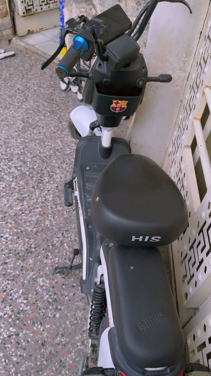 سلام عليكم  دراجات شحن للبيع  البيضه نظيفه كلش ومابيها اي نقص وثانيه بطاريات ظعيفه شراي يتواصل وياي على الواتساب او يتصل على رقم ***********
