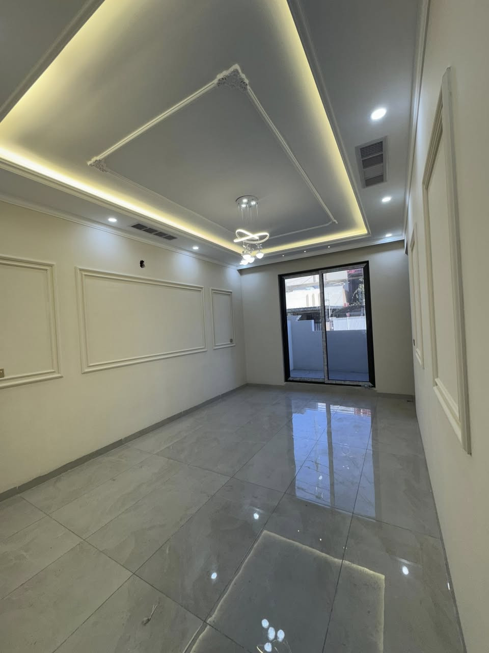 دار للبيع بناء حديث طابقين المساحة 150 متر واجهة 7.5 متر الموقع طريق بغداد حي معلمين للاستفسار اتصل للرقم ***********
