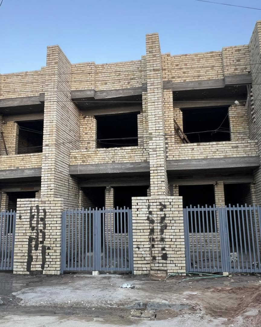 بيوت 100 متر توون للبيع 🏠🔥بموقع مميز قرب الشارع العام 

العدد 2 فقط 

ملك طابو صرف👍🏼

الواجهه 4 متر 
النزال 25 متر 

يحتوي  الطابق الارضي:: على استقبال كبير ومطبخ وصحيات وغرفه نوم ومناور عدد 2 وكراج سياره 🌿💥

الطابق  الثاني :: غرفتين نوم وصحيات 
الطابق الثالث :: بيتونه كبيره وسطحين 

بناء حديث تسليم مفتاح كاامل 🏠😍

العنوان :: حي الجهاد :: ديوان المخابرات :: قرب الشارع العام 

ملاحضه البيوت تقع على شارع عريض 15 متر ورصيف 3 امتار 👌🏼🔥

السعر والاستفسار الاتصال *********** مكتب الشهم للعقار📞🏠
