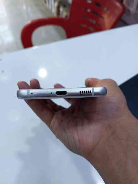 سامسونك5G S21FE جهاز راقي بشكل شاشته سوبر امولد معالجه اكسونس2100  ذاكره128بصمه بلشاشه   تحديثات مستمره سعره250مكاني مشخاب ***********
