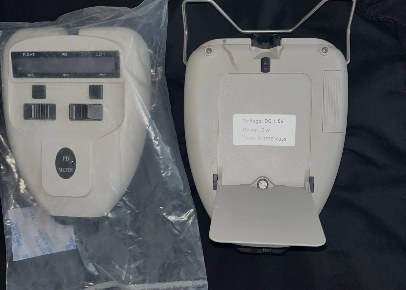 السلام عليكم..
متوفر أجهزة قياس المسافة بين البؤبؤين الرقمية (PD Meter) عدد (2)، مستعملة ونظيفة جداً وشغالة 100%.

 الاستخدام: لقياس مسافة الـ PD بدقة تامة لمحلات النظارات الطبية وعيادات الفحص.

 الحالة: نظيفة جداً (مثل ما موضح بالصور)، وحدة وياها الكيس مالتها.

 المواصفات: تعمل بالبطارية (Voltage: DC 1.5V / Power: 5W).

📌 السعر: [٨٠ للقطعة الواحدة] 

(توجد إمكانية بيع القطعة الواحدة أو الاثنين معاً).

📍 الموقع: [بغداد /بغداد الجديدة]

للاستفسار والتواصل، يرجى التواصل على الواتساب :

رقم الهاتف : ***********
