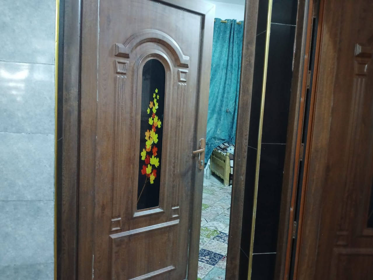 منزل لبيع بهرز الدواسر شارع الدفاعي مساحة 180يتكون من استقبال 7متر مطبخ 4/4 صاله 3/4غرفه نوم 5/4
طرمه صحيات داخليه وخارجيه وحديقه 
جميع الخدمات تبليط مجاري 
السعر 68وبيه مجال للاستفسار الاتصال على هذا الرقم ‏‪***********‬‏
