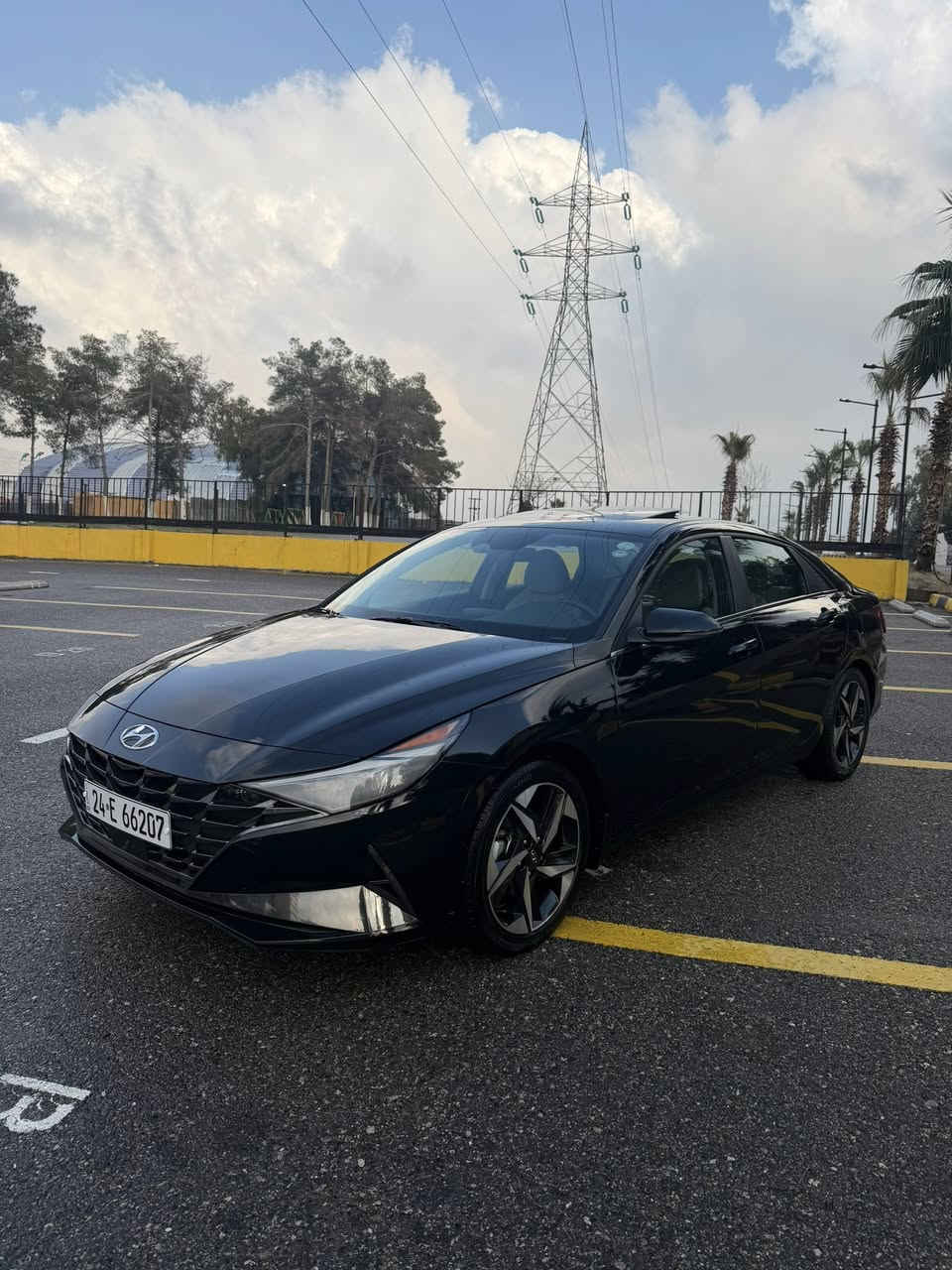 هيونداي إلنترا Limited موديل 2023
المواصفات الأساسية:

الموديل: 2023

الفئة: Limited (أعلى فئة بالإلنترا)

نوع المحرك: 2000cc (دبل)

الممشى: 26 ميل فقط

المواصفات الداخلية والخارجية:

دخول ذكي + إنارة ترحيبية في مقابض الأبواب

صندوق ذكي يفتح تلقائياً عند الاقتراب

رادارات 360 درجة + نظام محافظة على المسار

نظام قيادة شبه ذاتية

شحن لاسلكي

حساسات خلفية

إضاءة أمامية ثلاث عدسات + بك لايت LED

مقاعد جلد

مقعد السائق كهربائي مع تدفئة

إضاءة داخلية متغيرة الألوان (Ambient Light)

فتحة سقف (سلايد روف)

تبريد وشاشة مناخ منفصل

عدادات رقمية (Digital Cluster)

نظام صوت BOSE بـ 8 سماعات

Auto Hold + هاند بريك بصمة

وضعيات قيادة (Sport – Normal – Smart)

مرآة وسطية بتعتيم ذاتي

داخلية باللون الابيض 

السبير والعدة كاملة

السيارة بحالة ممتازة جداً

بدون صبغ 

لا يوجد أي عيوب ميكانيكية 

سعر 💸(165)

هاتف / ***********
وتساب
