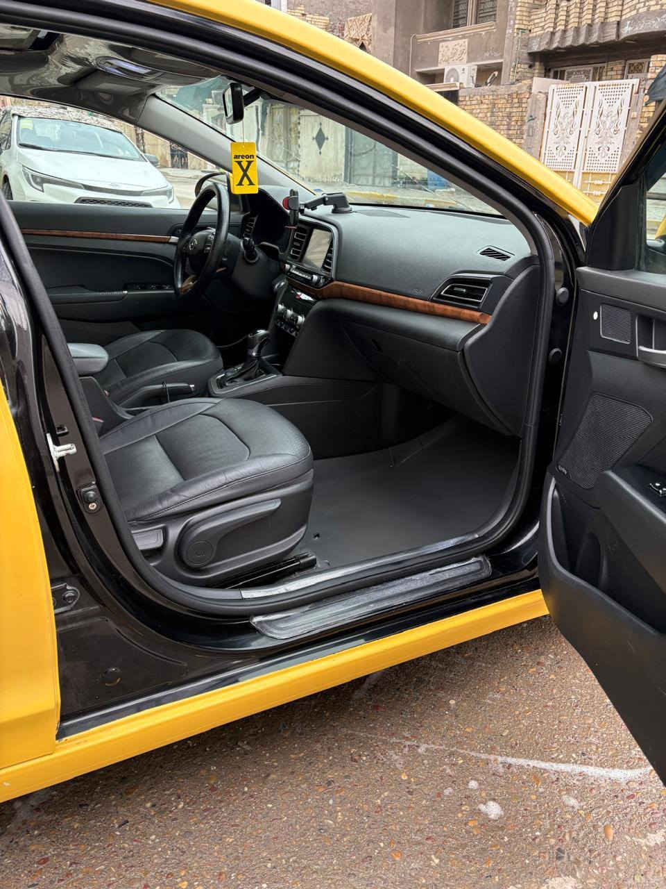 سلام عليكم عارض سياره للبيع انترة موديل 2019
حادثها جاملغ امامي بدون أي دواخل شاصي الغد كفاله الجاملغ نفسه مامبدل السياره اليبل واحد محرك دوش 2000ممفتوح بس القبق الفوك مالت المحرك مفتوح السياره تخم تاير حداديه كفاله عامه السياره فول المتيت فول للأخير 
مكاني بغداد 
الرقم ***********
