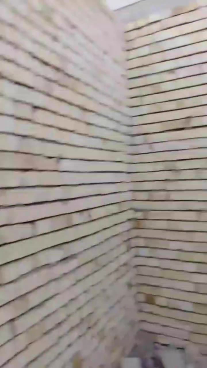 واجهيه 8ونزل 10مساحه 80 يوجد هيكل يشمل صاله غرفه ستقبال مطبخ حمام خارجي حمام داخلي منور ويوجد عمود كهرباء وتبليط ومي بالباب حي زيتون يبعد عن الامام ربع ساعه سعر 65مليون وبي مجال رقم ***********
