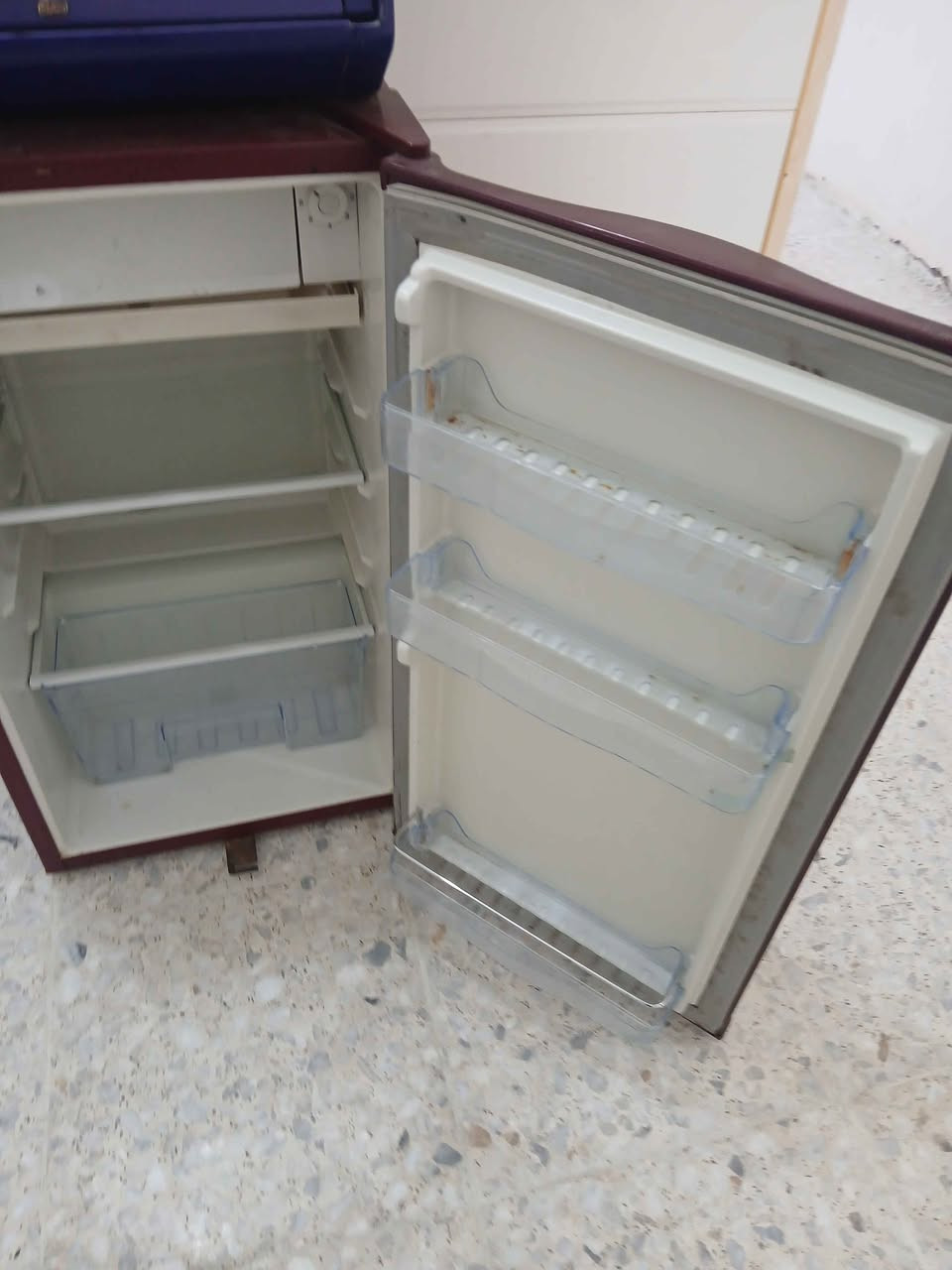 ثلاجة حجم ٥ قدم شغالة وبحالة جيدة سعر ٨٠ الف عنوان بداية مدينة الصدر أولى موبايل *********** بغداد, العراق
