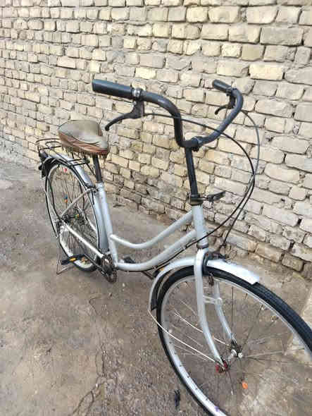 سلام عليكم بايسكل بناتي حجمه 26 نضافة 100 تيرات جديد السعر ٥٠ وبي مجال المكان بغداد العبيدي الاتصال واتساب أو رصيد *********** او
