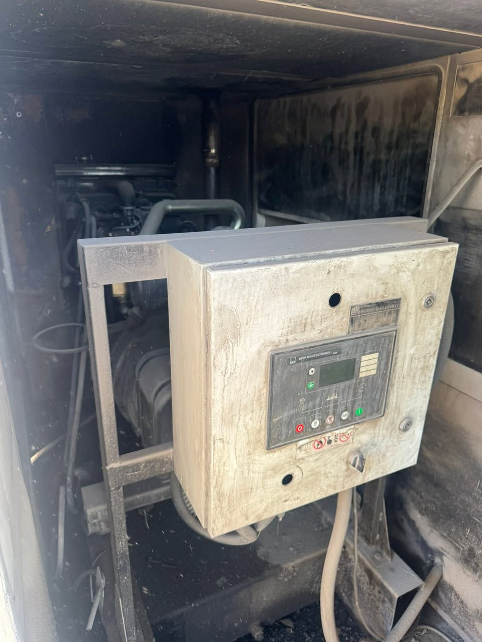 السلام عليكم للبيع مولدة بيركنز كاتم 45kv شغالة كاملة مابيه اي نقص بس بيه دخان بسيط اعتقد بسبب الكاز ووياة خزان عامودي ١٦٠٠ لتر وفلتر صياد وقفص حديد ابيعه كاملة 
المكان بغداد الكرادة
السعر المطلوب ٤٥٠٠$ 
للاستفسار ***********
