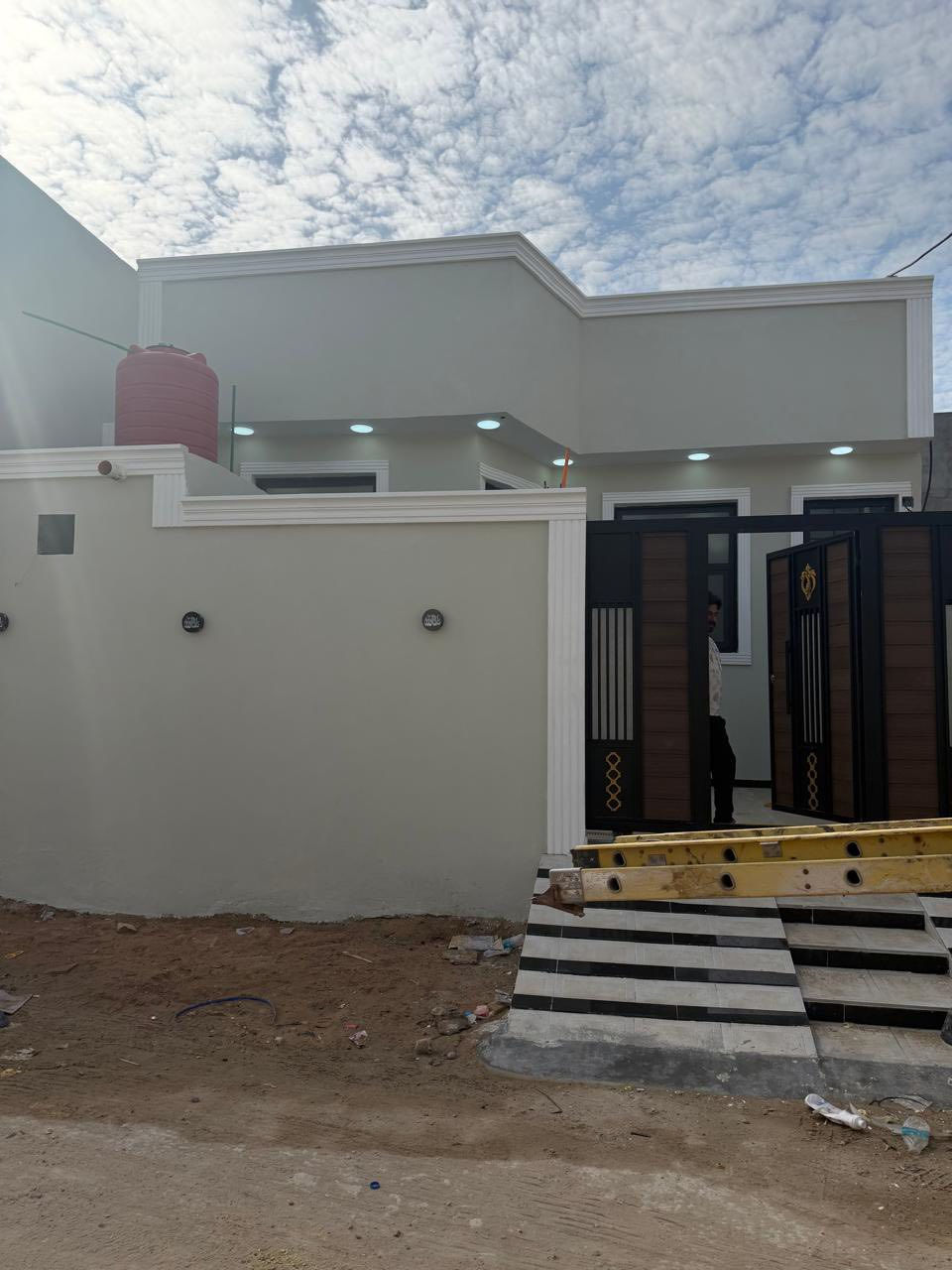 السلام عليكم يوجد لدنه دار البيع مساحه ١٦٠ متر طابو زراعي عراقي يحتوي على غرفتين وصاله ومطبخ وستقبال حمامات ٣ بناء حديث درجه اولى كافت الخدمات ماي كهرباء تبليط اناره يبعد عن السايدين ٣٠٠   نسخه من الطابو وكاله بسم المشتري البهادريه منطقة اللكطه الستفسار ‭٠٧٧٤ ١٣٤ ٤٨٥٢
