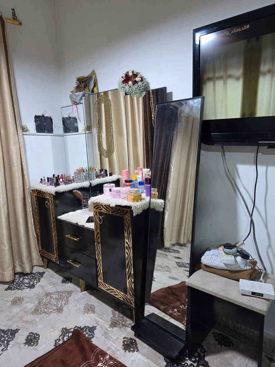 غرفة نوم تركي لون اسود فحمي متكون من ٨ قطع نظافتها ميه ب ميه سعرها ٧٠٠ 
استفسار من الرقم *********** كركوك, العراق
