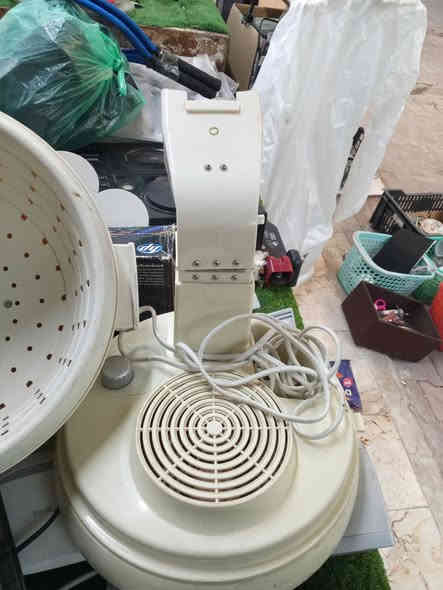 من رخصة ابو الكروب المحترم عندي أجهزة كهربائية قديمة للبيع وعدي أغراض منزليه لبيع عنواني بغداد الحسينيه. رقمي للتواصل ***********. السعار مناسبة
