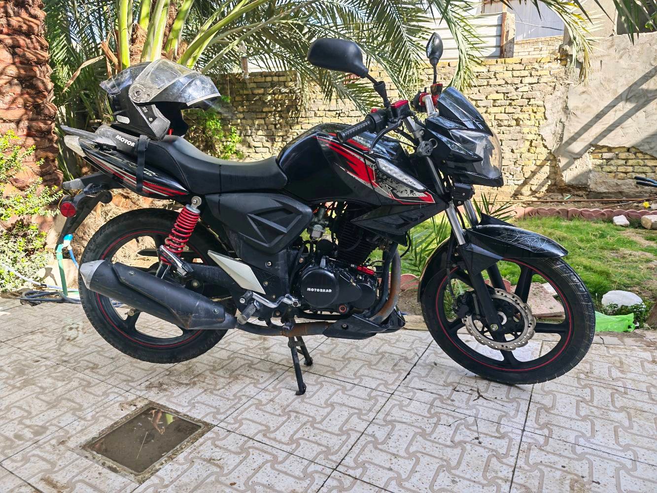 ​للبيع دراجة Motorrad موديل 2023 باللون الأسود الملكي - فول إضافات 🏍️🔥
​السلام عليكم،
دراجة موتوراد موديل 2023 للبيع، الدراجة نظيفة جداً ومتعوب عليها بالترتيب، جاهزة من ك (الصور تحكم).
​📌 المواصفات الأساسية:
​الموديل: 2023
​الممشى: 8791 كم فقط. قابل للزيادة
​المحرك: مكفول من الفتح والتجفيت، صوت ناعم وأداء درجة أولى.
​الأوراق: أصولية (وكيلها العارضي).
​🛠️ الإضافات والتعديلات (VIP):
​نظام الكلچ: محولة كلچ امبار يعني پمپ (هيدروليك)، يعني تخلص من سالفة سيم الكلچ ينكطع أو يلوحه مي ويزنجر، سلاسة وعمر أطول.
​كلچات جديدة: طرد مركزي (سحب وتعجيل يخبل).
​الإنارة الأمامية: لايت زنون قوي (عالي وناصي).
​كشافات.عدد 2 طرق خارجية: أصلية (الكشاف الواحد 3 عدسات)، بيه لد أصفر للناصي وأبيض للعالي.. ينورلك الشارع بالظلمة.
​إشارات (فلشر): إشاير شكل لكزس تنطي جمالية مميزة للدراجة.
​نظام الحماية (سكيورتي): جهاز إنذار متطور (أبو الهزاز)، الريموت بي صوت وهزاز، بمجرد واحد يطخ الدراجة السويچ بجيبك يدك ويهتز.
​تشغيل عن بعد: تكدر تشغل الدراجة من الريموت.
​💡 ملاحظة: الدراجة استخدام شخصي مو دلفري ومصروف عليها 
​💰 السعر: 1600  مليون و ستمية الف (وبيها مجال قليل للشراي).
📍 العنوان: * المكان الأول: النجف الأشرف - الكوفة.
​المكان الثاني: النجف الأشرف - شارع المدينة.
📞 للتواصل (اتصال + واتساب): ***********