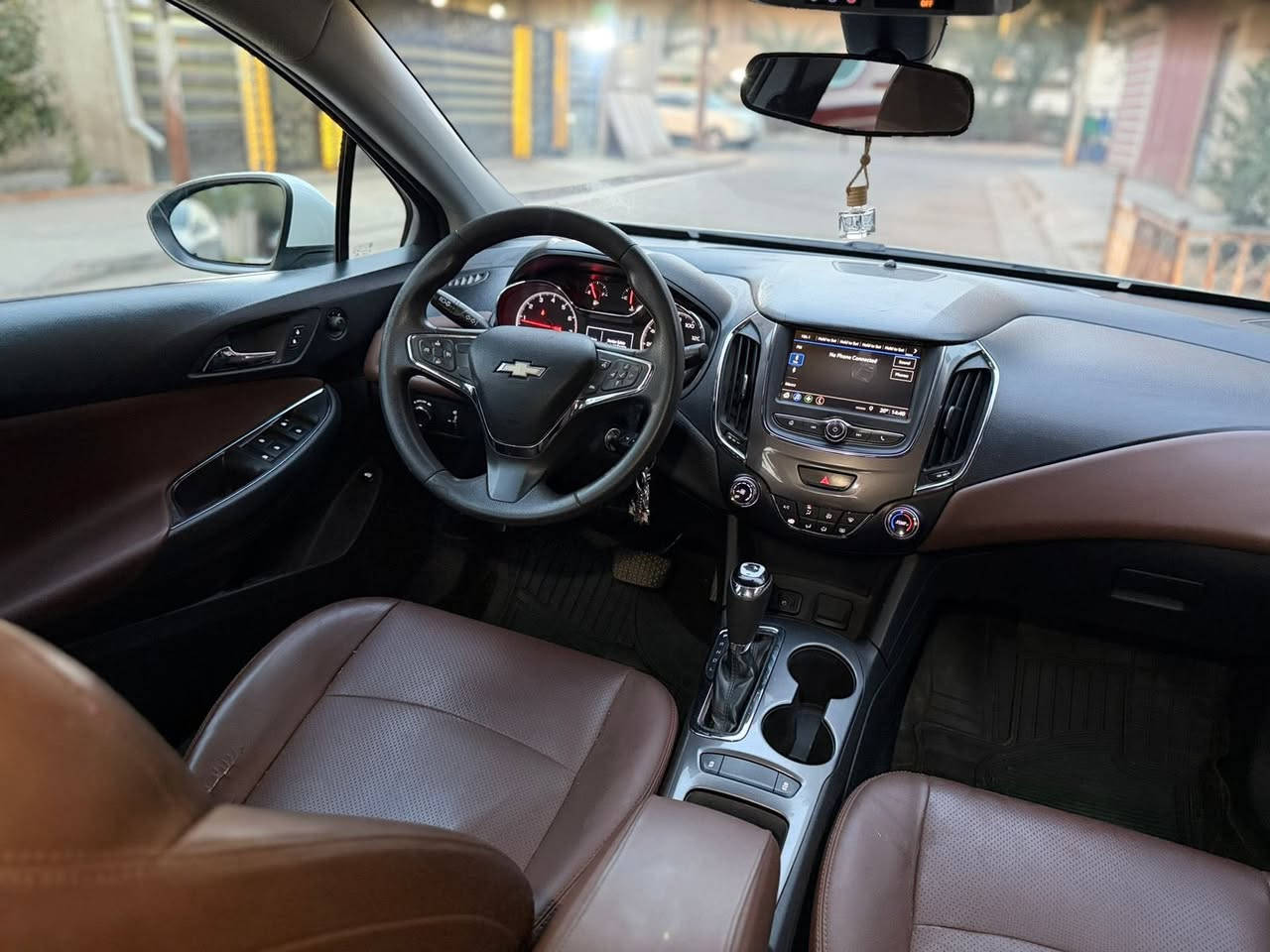 ✨ كروز 2019  LT ✨وارد امريكي نظيفة جداً
إذا تدور سيارة مرتبة قوية واقتصادية بالبنزين تمشي بيها وانت مرتاح البال وبدون أي مصروف ضررها  تبديل بنيد وجاملغين بدون دواخل لالغود ولاشاصي كير ومحرك مكفوله وشرط الفحص بحاله الوكالة ماشيه 80 الف فقط رقم بغداد الانكليزي
 مشروع وطني تحويل ثاني يوم سعرها (112) وبيها مجال بسيط حك الجية
✨مكان السيارة بغداد ✨
🔹 المواصفات: 
✔ كراسي جلد ملكي جوزي 
✔ دشبورل  وأبواب جلد 
✔ زجاج دبل
✔ سايد بريك بالقدم
✔ أوتو ستوب بالترافك تتوقف وينشط المحرك مره اخرى
✔ ليتات LED وعدسات
✔
✔ كاميرا + شاشة وكالة
✔ تحكم كامل من الستيرن
✔ شاشة عدادات معلومات كاملة
✔ 4 جامات كهرباء
✔ مانع انزلاق
✔ محرك 1.5 تيربو قوي واقتصادي جداً بانزين عادي
✔ تبريد حار/بارد كمبريسر شرط وكالة
✔ كير أوتو + عادي 6 نمر
✔ شاشة آيباد وكالة ابل كار بلي 
✔شاشة فحص الاطارات


**إذا كنت صاحب هذا الإعلان وتريد حذفه لأي سبب، رجاءا أرسل رسالة إلى الدعم الفني**