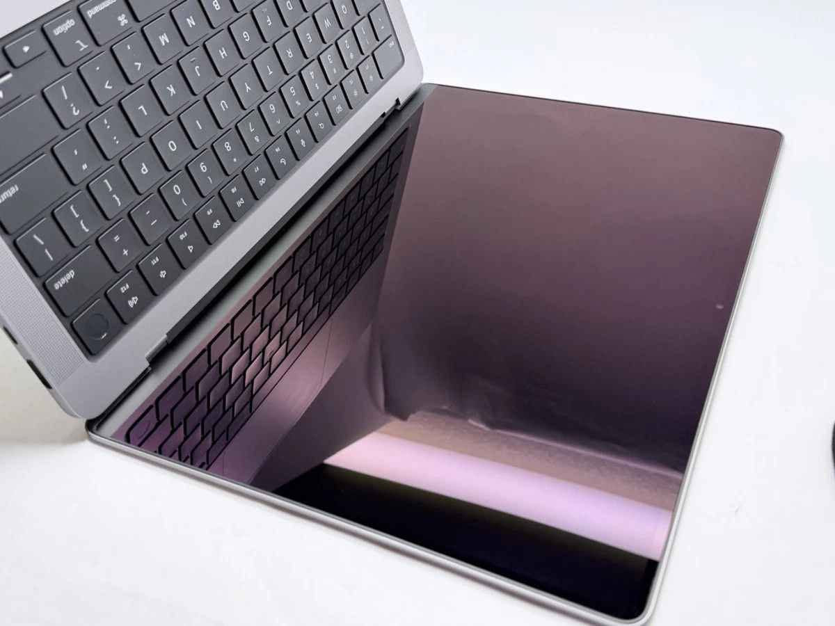MacBook Pro 14.2″
****************
M1 Max
****************
32-Core GPU
وهي النسخة الأقوى والأعلى في هذه الفئة
****************
          10-Core CPU
8 انوية للأداء العالي والمهام الثقيلة
2 نواة للمهام اليومية الخفيفة
****************
64 _GB unified memory
****************
512_GB SSD
****************
دورات الشحن 86
صحة البطارية 89
****************
الشاحن الاصلي 96W
كيبل شحن  MagSafe USB-C
****************
الشاشة 14.2" Liquid Retina XDR
ProMotion بتردد 120
3024 × 1964
****************
خفيفة في الوزن ..كبيرة في الاداء
للمونتاج والاعمال الهندسية الثقيلة والألعاب...
****************
السعر.          2,300,000
****************
الجهاز حرفيا يشبه الجديد....
الجهاز يأتي مع الشاحن الاصلي فقط بدون كارتونه ....
يوجد توصيل لكل محافظات العراق.... موصل, نينوى


**إذا كنت صاحب هذا الإعلان وتريد حذفه لأي سبب، رجاءا أرسل رسالة إلى الدعم الفني**