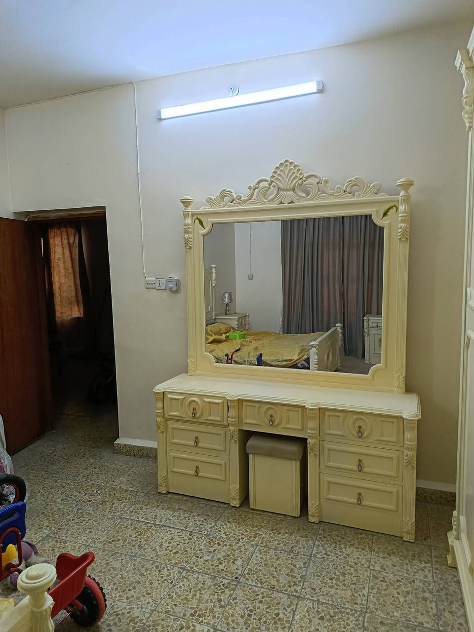 غرفة نوم غير مستعملة للبيع للاستفسار الاتصال على الرقم *********** ، ***********
