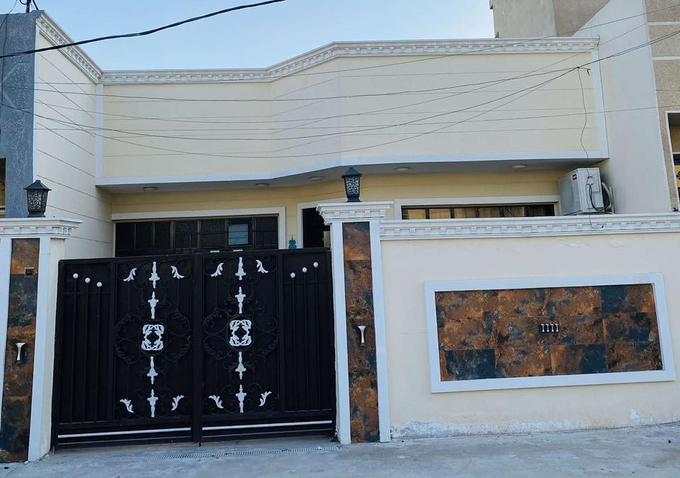السلام عليكم 
بيت زراعي للبيع 
في الشهداء السيديه منطقه البحث العلمي 
مساحه الدار ١٦٠ متر
طابق واحد 
متكون من غرفتين نوم + حولي + استقبال + والمطبخ + وايضا الصحيات 
متوفر كافه الخدامات من كهرباء + ماء اساله + مجاري + وايضا تبليط 
للاتصال والاستفسار على الهاتف  او واتساب على الرقم***********
