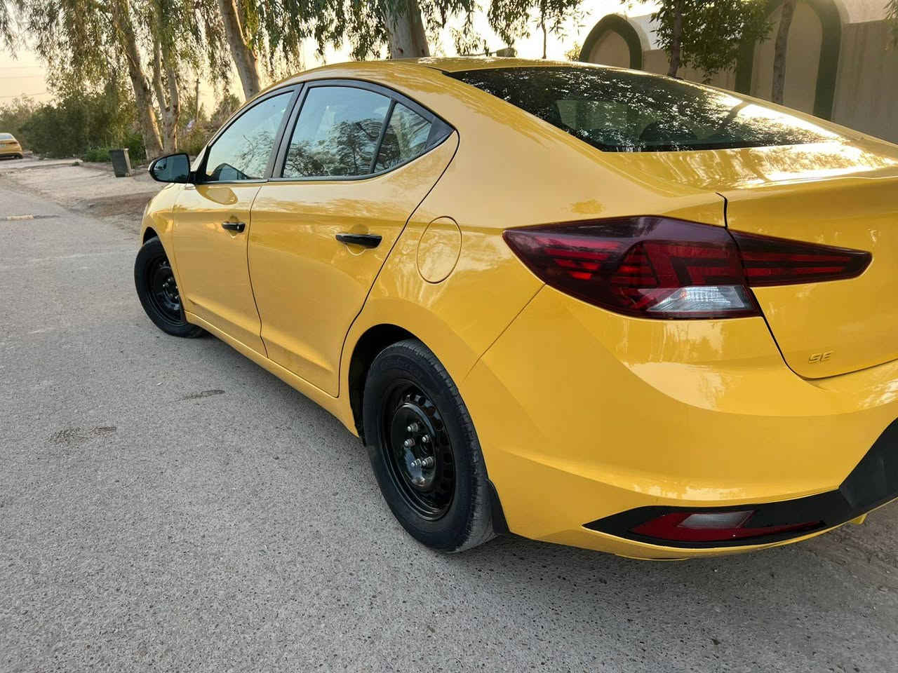 السلام عليكم ورحمة الله النترا للبيع موديل ٢٠٢٠ أمريكي مكينه ٢٠٠ السياره بيها جاملق أمامي وبنيد رقم بغداد السعر ١٢٥$ وبيها مجال ***********
