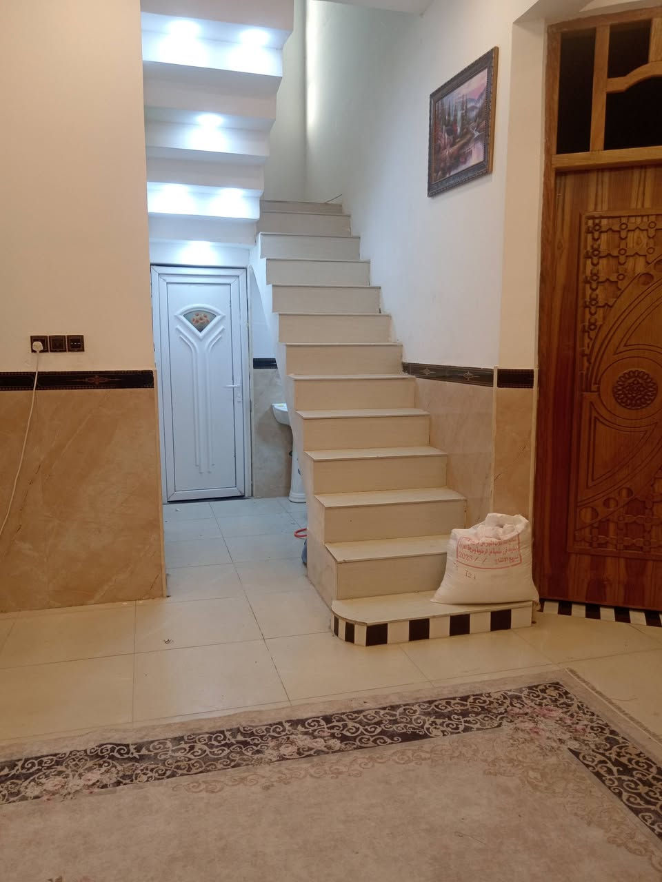 دار للبيع حي الملعب مساحه 150ركن عل ساحه بي غرفتين +ستقبال صاله بناء حديث مطلوب اسكان 43 السعر حسب  التفاق ***********
