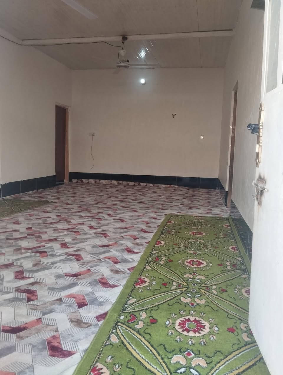 السلام عليكم دار إلى البيع مساحة 260حي الشرطة الشارع الأول يرجى التواصل ع الرقم لغرض البيع رقم هاتف ***********
