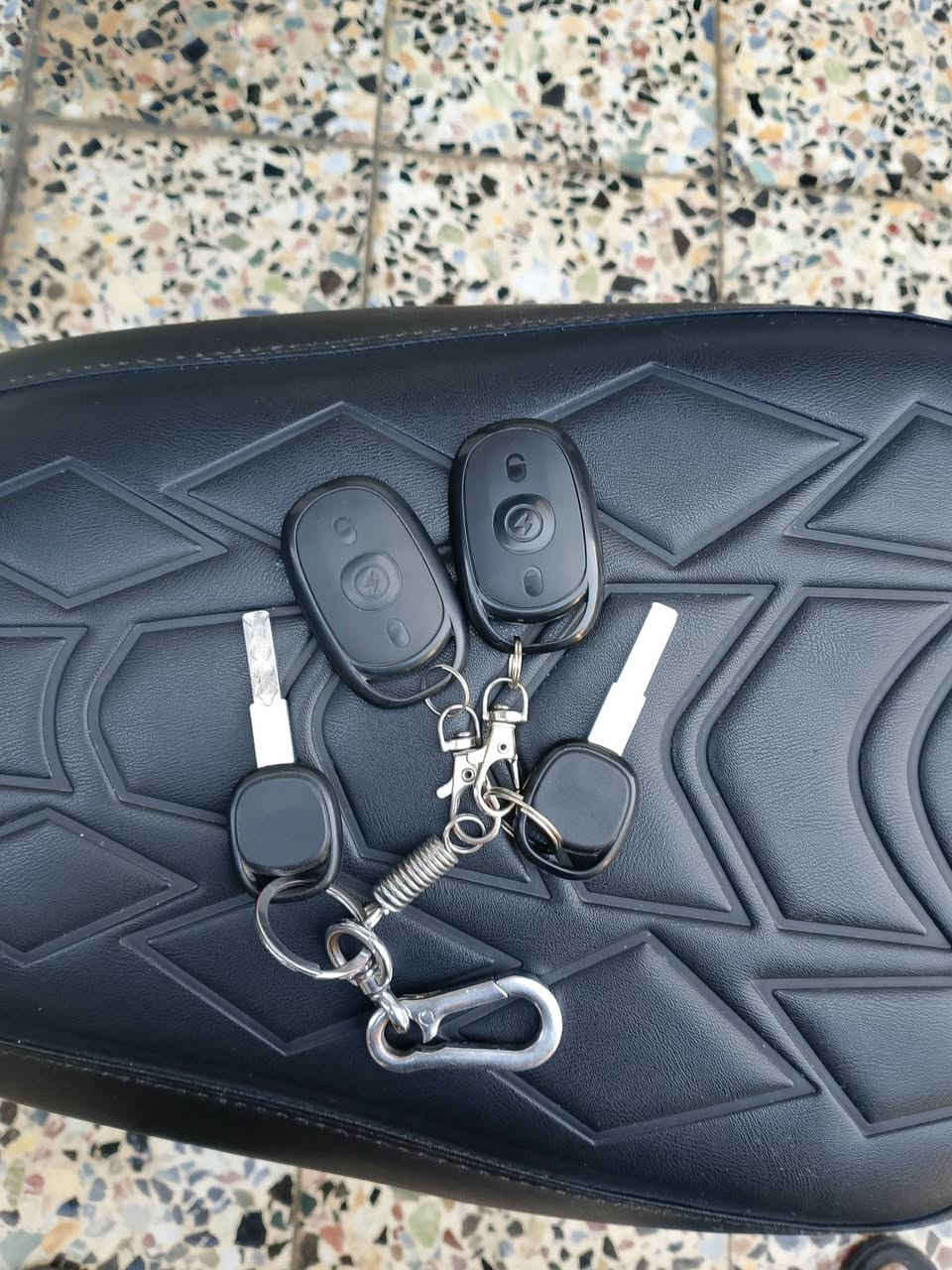 السلام عليكم دراجه أر 9 للبيع
مواصفات بيها حساس سرقه وقفل استيرن وبلوتوث 
بيها سويجات ثنين وبصمات ثنين وتشغيل عن بعد 
دراجه نضيفه اي عطل ما بيها تجي تفحص بالحقيقه أحلى من صور سرعه بالشاشه 109 بالحقيقه 80 / مكاني بغداد قرب سيطره الشعب رقم ***********
