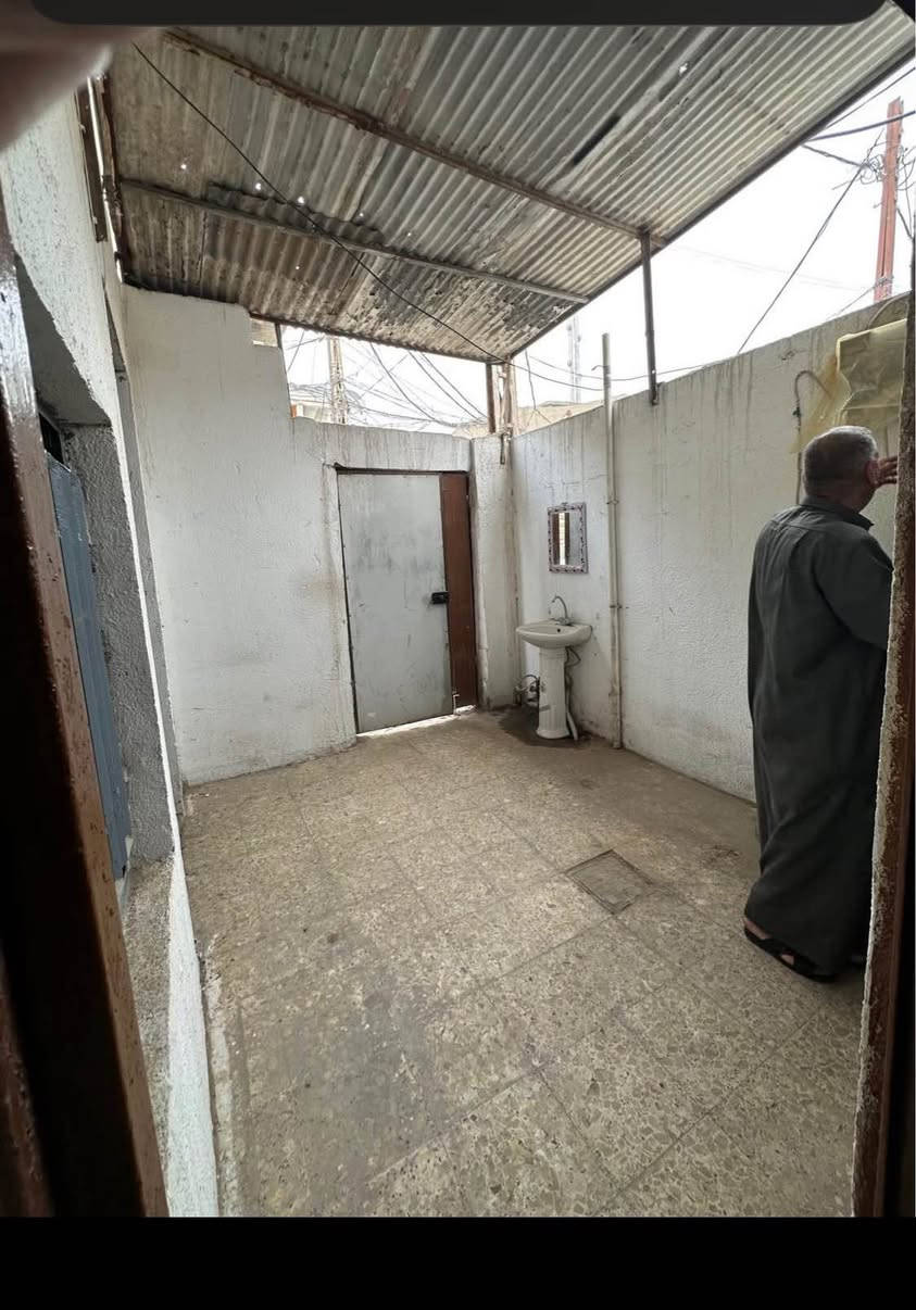 بيت الايجار مساحه ١١٠ في حي القادسيه ركن قرب فلكه المطار يتكون من غرفتين كبار وحده ٤&٦والثانيه ٤ونص في ٦ وستقبال ٤&٥ ومطبخ وصحيات 
الاستفسار
***********
0782 769 5657 النجف, العراق
