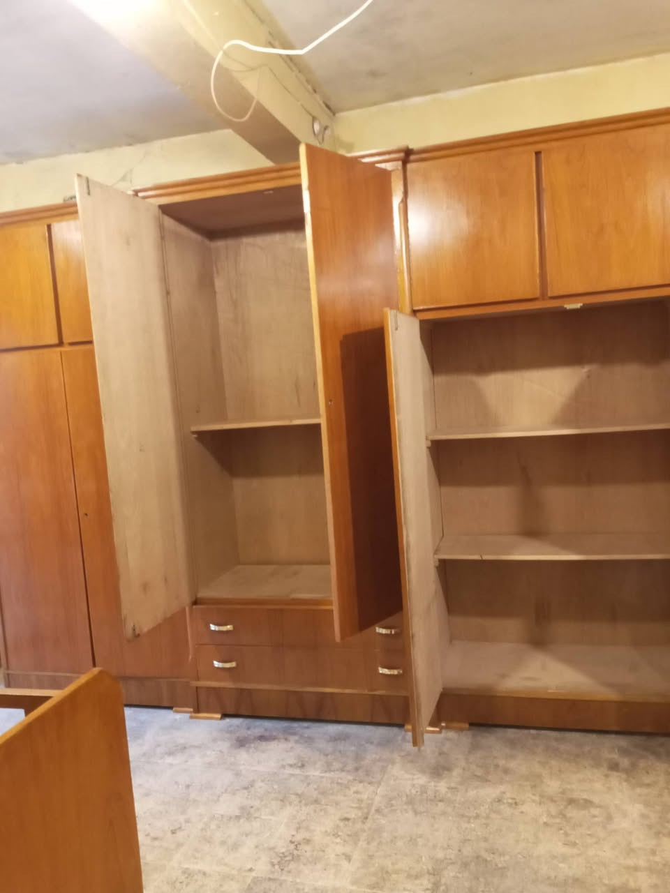 كنتور 6 باب ملحق دنك شغل ثقيل نضيف حيل العنوان حي الحدباء خلف مرطبات البحرين  ت***********
