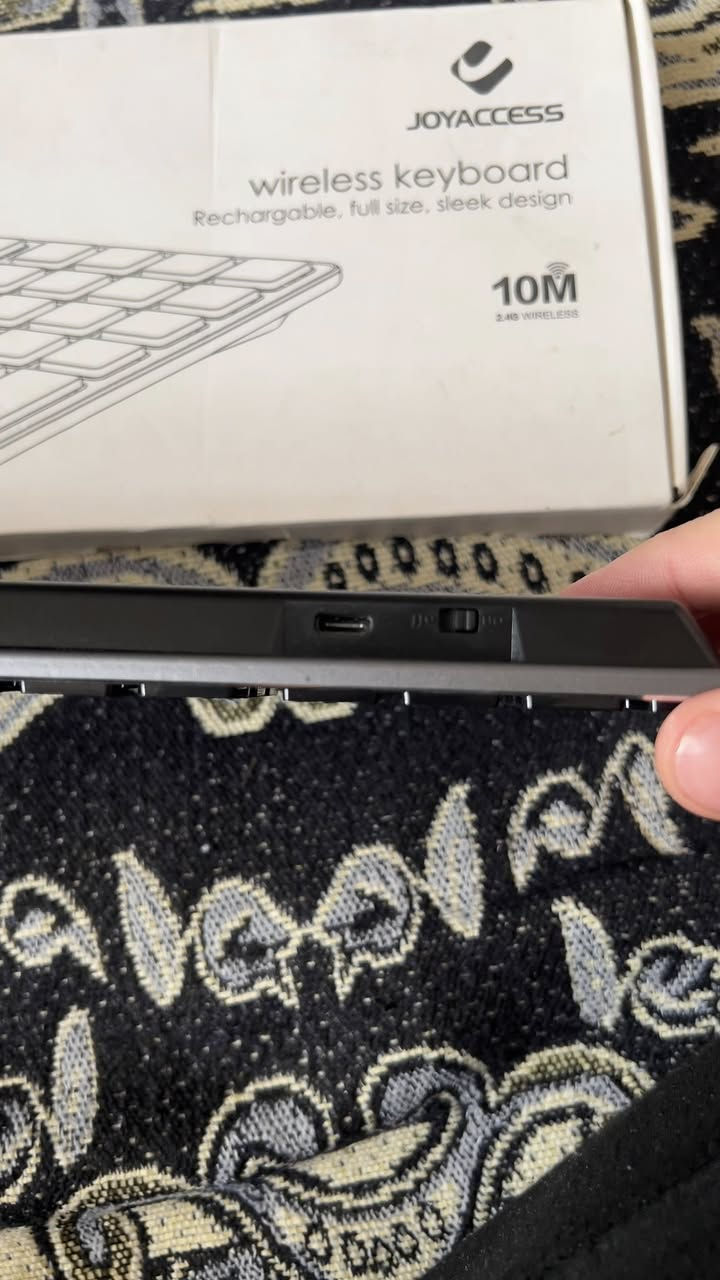 Joy Access Wireless keyboard
كيبورد للماك والايباد والايقون يسمح بربط ٣ اجهزة بنفس الوقت

مخصص للماك بي اختصارات الماك مثل الكوماند وغيرها ولوحة الارقام 

جديد مفتوح للفحص فقط

السعر 25.000 مع التوصيل 

***********
