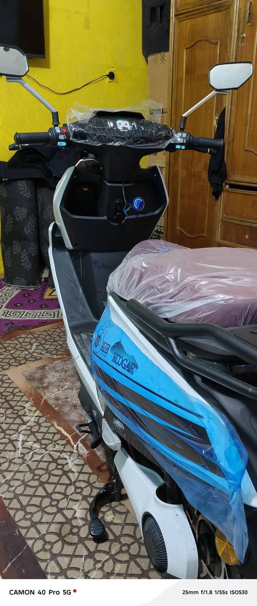 سلام عليكم
دراجة كهربائية ((دولفين )) 
مستعملة فقط ٤ ايام جديدة ٪ مئة بالمئة 
المدى كل شحنة ٨٥ كيلو السرعة الإجمالية ٩٠ 
فول مواصفات مع إجراءات الحماية 
ضمان من الشركة الي اني اشتريته منهم سنة كاملة 
وهذا رقم هاتفي ***********
