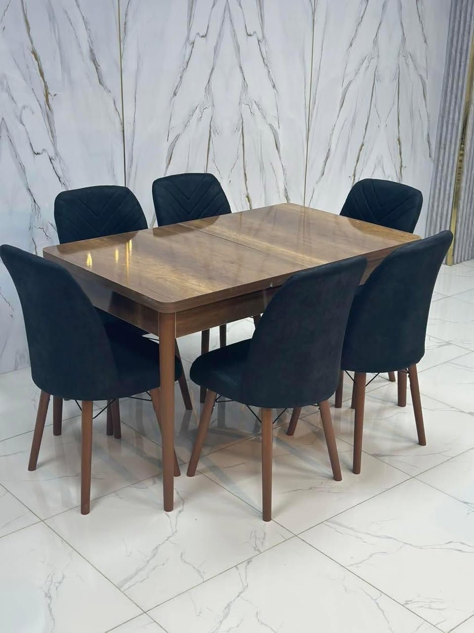 الفخامة التركية صارت أقرب لبيتكم! 🏠🇹🇷

هواية ناس يعتقدون إنو #ميز_الطعام "التركي الأصلي" لازم يكون سعره خيالي.. بس بالبيت الأنيق قررنا نسوي تحدي! 😎

وفرنا لكم أرقى موديلات #طاولات_ الطعام التركية 🍽️ اللي تجمع بين متانة الخشب التركي والتصميم المودرن، وبسعر راح يفاجئكم.

ليش هذا العرض ما يتفوت؟
1️⃣ خشب تركي درجة أولى (قوة وأناقة).
2️⃣ تصميم يناسب كل أحجام الصالات.
3️⃣ هدية من البيت الأنيق: توصيل مجاني لداخل #مناطق #بغداد! 🚚 حصرياً لمتابعينا.

سؤالنا اليوم: شنو تفضلون أكثر بميز الطعام، الكراسي المبطنة بالقماش لو الخشب السادة؟ 🤔
للحجز والاستفسار الاتصال على الرقم *********** او مراسلة الصفحة خاص او الاتصال واتساب زورونا وتدللون #اثاث #ديكور #تصميم_داخلي #ميز_طعام #اثاث_تركي #طاولات_طعام #بغداد #عروض_بغداد #تأثيث_المنزل
