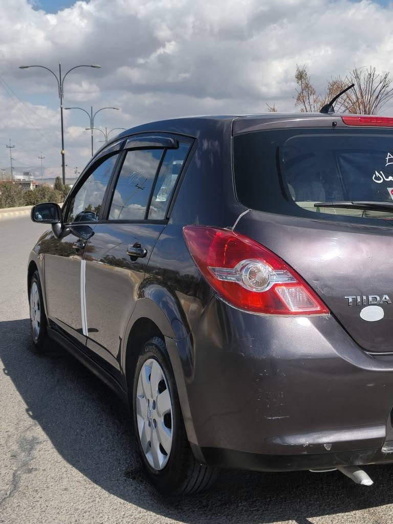 نیسان تیدا 2009توماتیک 
کیج سپی مکینە گە ورە ناوزە 1 پارچەو بستێک بۆنتی بۆیاخە بویاخە دە عمی  نە کردوە 
هیچ ناوگرتنی نیە دوو سویچە
٤جام کارەبا ی 
دینارێ مەسروفی نیە 
تایەش کامل تازەیە 
بەشەرتی گیر مەکینە تەقەو ڕەقە بەشەرت 
هیچ کێشەیەکی تێدا نییە 
ژمارەی مۆبایل 8009 969 0771 شمشمل, السليمانية
