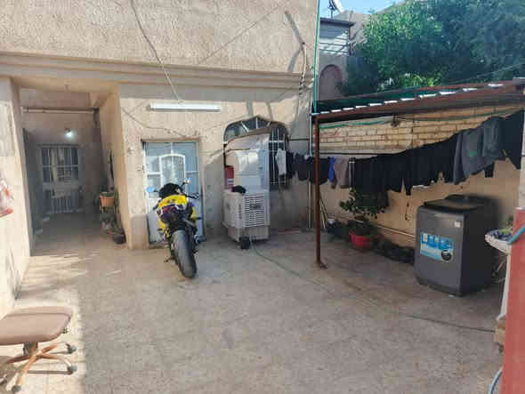 بيت م ١٠٠ متر حوش جبير تواليت خارجي حمام داخلي استقبال وصاله مطبخ وغرفه جبيره منطقه الحسينيه الجريخي شارع أبو رسول مقابل مطعم جكن خلف اسواق عمي السعر ٥٥ وبي مجال للشراي
الرقم ***********
