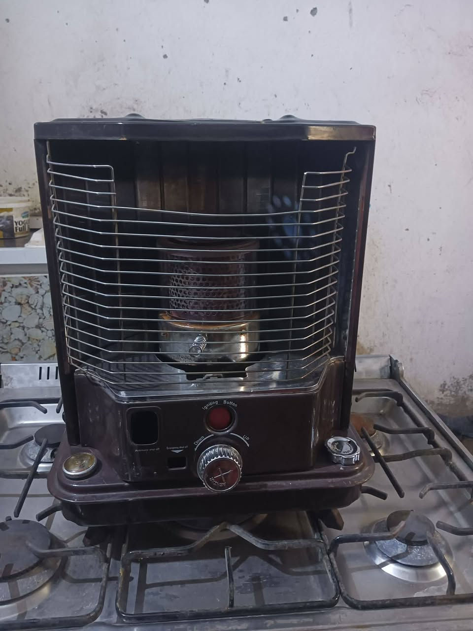 طباخ للبيع وصوبه نفطيه الطباخ بس رادله تنضيم وخمس فرارات مال تشغيل الطباخ سعره 70 وبي مجال والصوبه 35 الصوبه بيها زروف بس معمرها ***********0 غير متواحد عل فيس تصال
