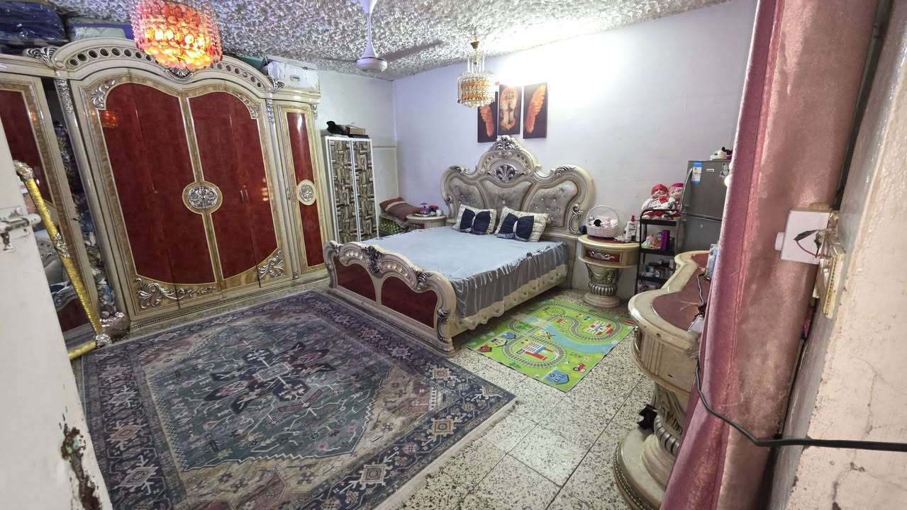 السلام عليكم
دار للبيع المساحه 160 واجهيه 8 ونزال 20 بصف الركن 
طابق ونص الطابق الاول استقبال وهول ومطبخ وغرفتين نوم وحولي وحمام وتواليت 
الطابق الثاني غرفه نوم وحمام وتواليت مشترك ومطبخ ساندويش 
الشعله قطاع ال 11 فرع مقابل جامع الحق يبعد عن الشارع العام فرع وعلى شارع 60 فرع 
الاستفسار ***********+ وتساب
