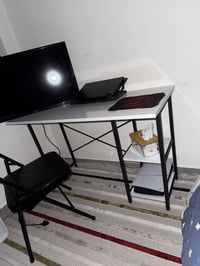 ميز دراسي • نظيف ١٠٠٪ • قليل الاستخدام