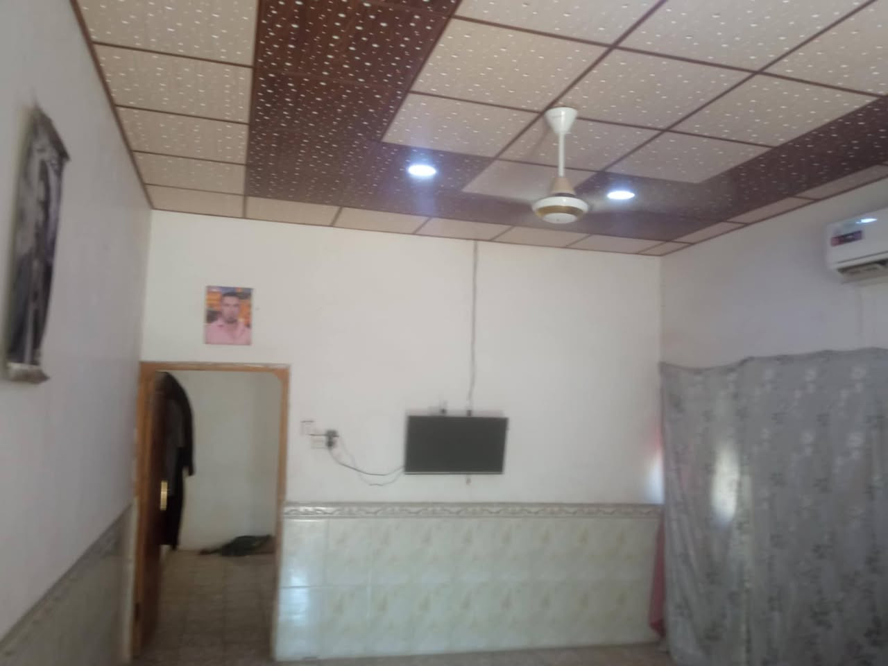 بيت للبيع اويجار بيع 20 اوبى مجال ايجار 175 الاساس تجعيب السقف عكادة البناء بلوك يحتوي على غرفة اوصالة مفتوحة على المطبخ اوتخاريج اوساحة امامية لبناء استقبال كاشي سيراميك سقوف ثانوية شارع المطار الجديد الاتصال ***********
